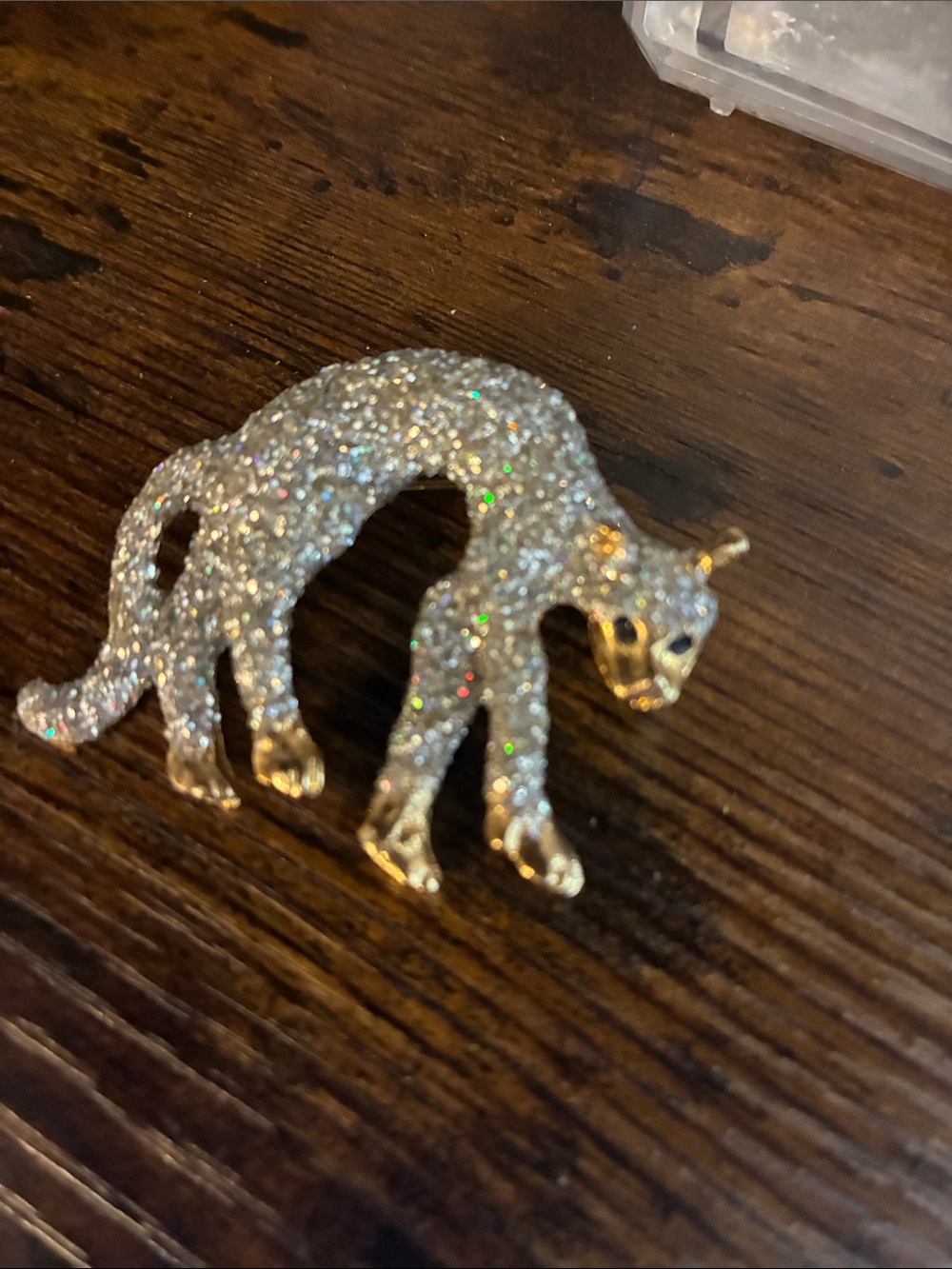 Glitter Gold Cat Brooch Pin – Sparkling Feline Accent